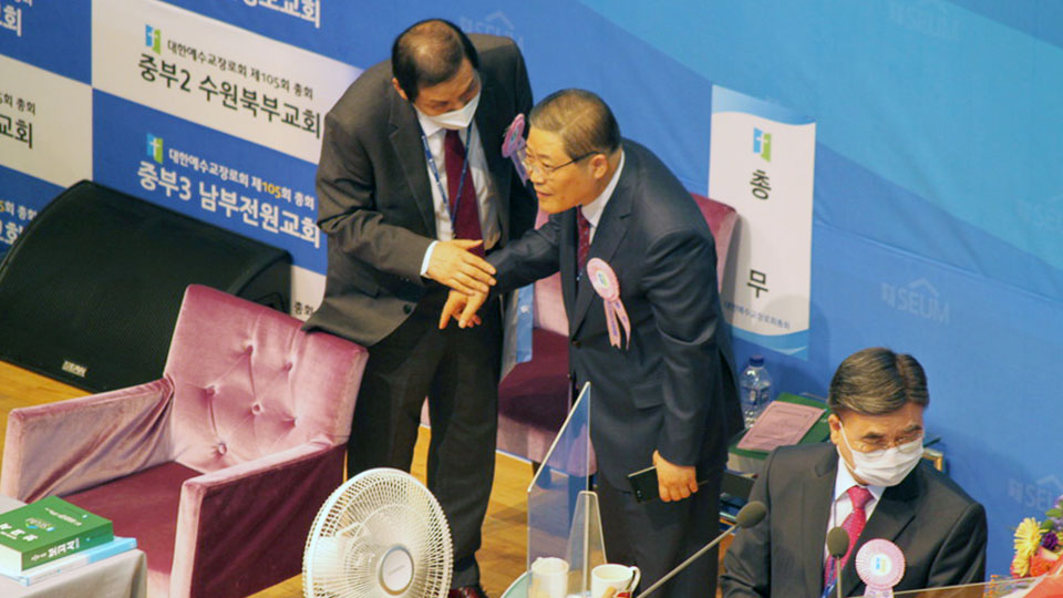 소강석 목사는 마스크를 쓰지 않은 채 입과 코를 만진 손으로 임원진과 접촉하기도 했다. 중간에 부총회장이 의장석에 자리하기도 했다. 사진 제공 교회개혁실천연대