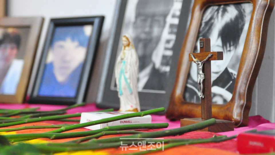 가톨릭교인이었던 고 육우당은 보수 개신교의 동성애 반대 활동에 실망해 스스로 목숨을 끊었다. 그가 남긴 성모상과 십자가. 뉴스앤조이 이은혜