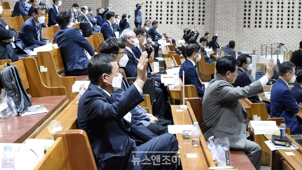 예장고신 정책 총회 당시 거수투표를 하고 있다. 가짜 뉴스가 나왔지만, 이를 막아서는 단 한 명도 없었다. 뉴스앤조이 이용필