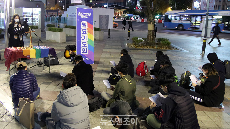 이동환 목사를 지지하는 그리스도인들은 11월 9일 광화문 감리회 본부 앞에 모여 월요 기도회를 열었다. 대책위는 매주 월요일 본부 앞에서 기도회를 계속할 계획이다. 뉴스앤조이 최승현