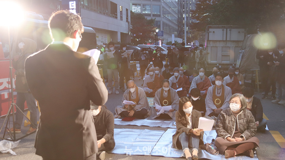 개신교·불교·원불교·가톨릭 4대 종단 성직자·신자들이 11월 17일 더불어민주당 당사 앞에 모여 차별금지법 제정을 촉구하는 기도회를 열었다. 뉴스앤조이 여운송