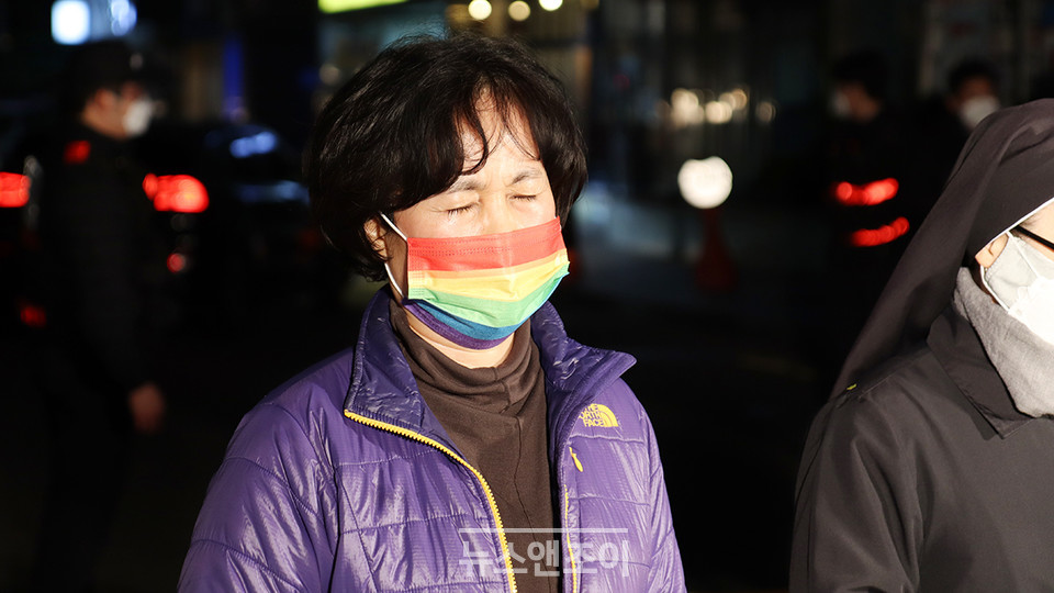 가톨릭 신자이자 성소수자부모모임 활동가 하늘 씨가 눈물을 흘리며 기도하고 있다. 뉴스앤조이 여운송