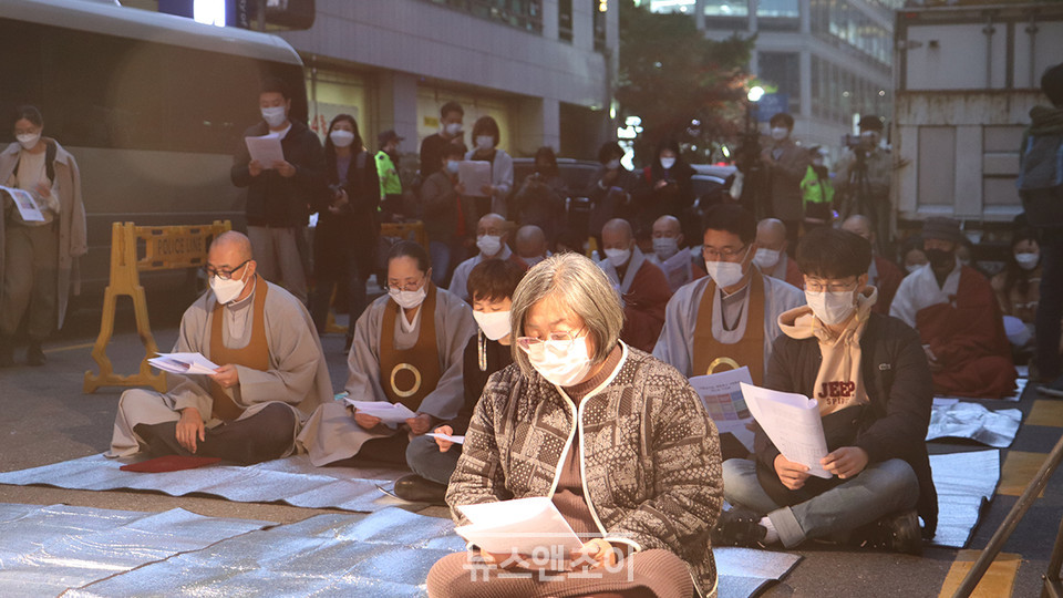 참가자들은 끝까지 자리를 지켰다. 기도회는 평화적으로 진행됐다. 뉴스앤조이 여운송