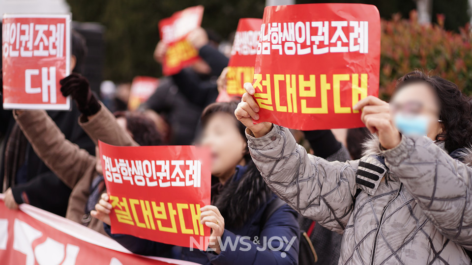 보수 개신교계 일부의 반발로 전국 각지에서는 주민들의 인권 보장을 위한 조례가 번번이 무산되고 있다. 반대 세력을 의식한 의회가 조례 제정을 꺼리기 때문이다. 뉴스앤조이 자료 사진