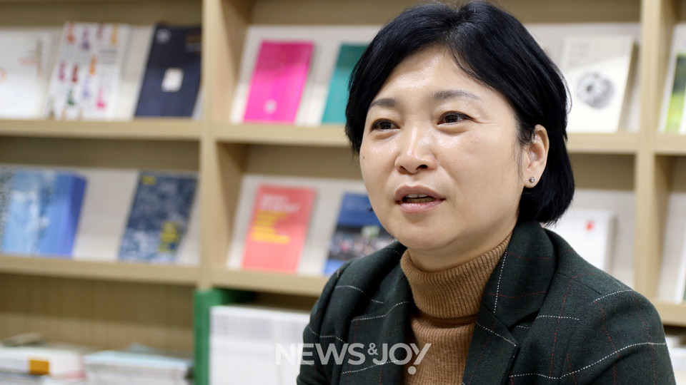 주일예배 때마다 성가대를 하는 기독교인 구의원이 인권조례를 대표 발의해 제정하는 데 성공했다. 부평구의회 유경희 의원은 인권조례가 기독교에서 말하는 사랑의 가치와 통한다고 말했다. 뉴스앤조이 최승현