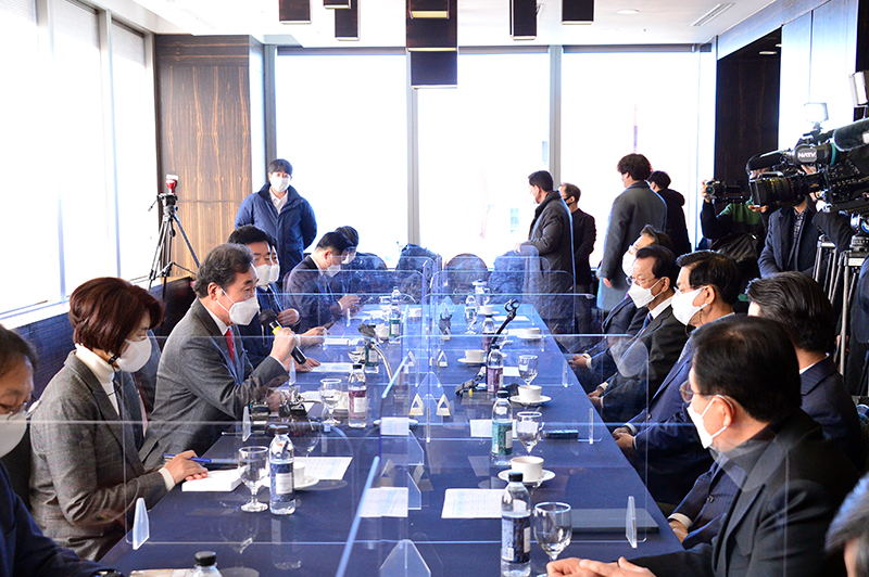 대형 교회 목회자들이 교회 수양관을 생활 치료 센터로 제공하기로 했다. 더불어민주당 이낙연 대표는 14일 교계 목회자들을 만나 감사하다는 뜻을 전했다. 사진 출처 더불어민주당