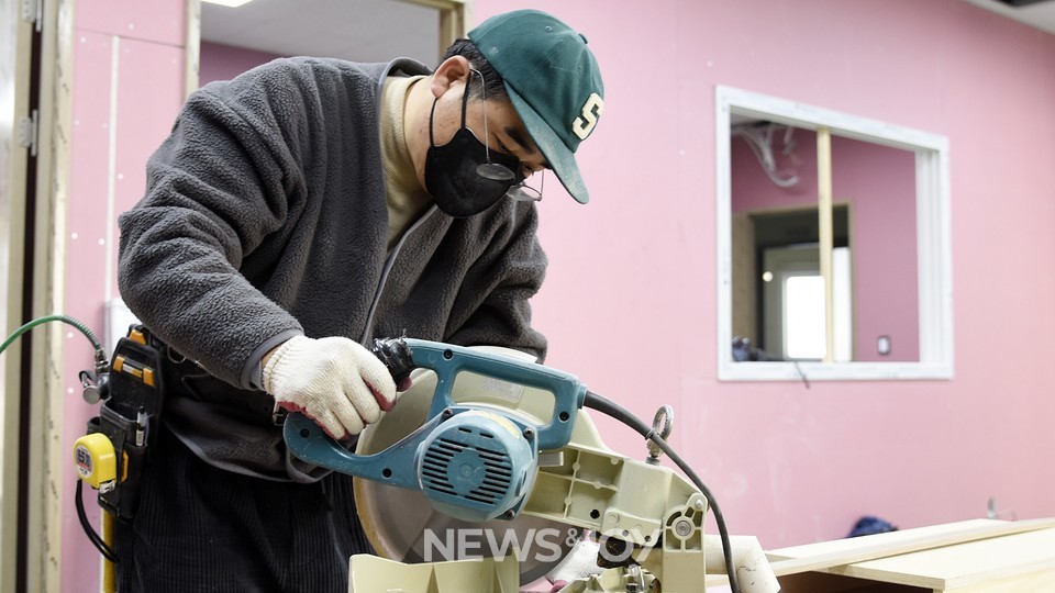 인테리어 일을 하는 최주광 목사가 커팅기로 합판을 자르고 있다. 뉴스앤조이 이용필