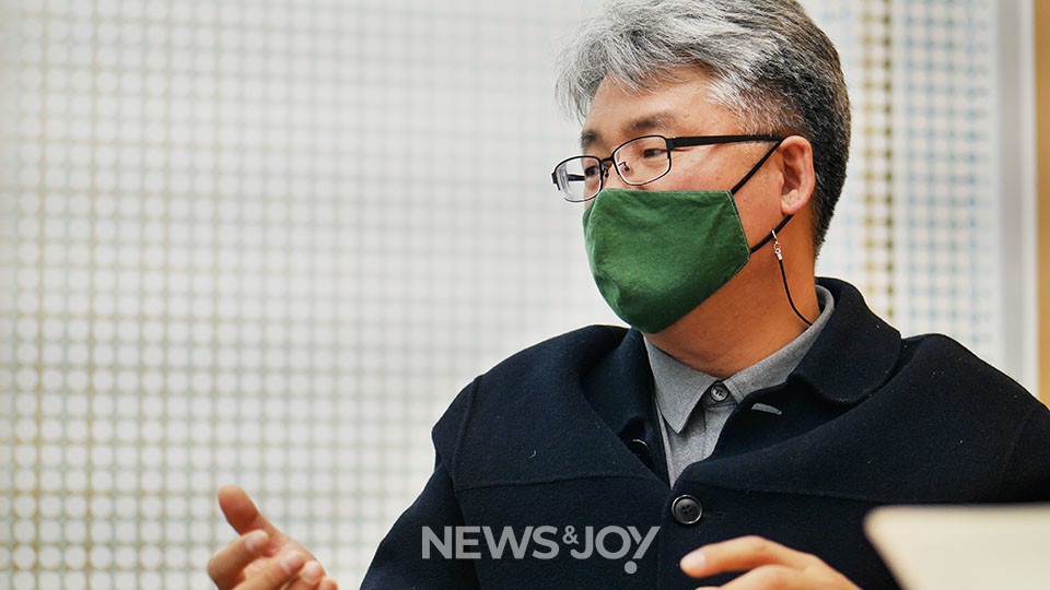 김복기 목사는 발행인으로서 가장 큰 역할을 하고 있다. 그것은 바로 돈을 빌려주는(?) 역할…. 뉴스앤조이 구권효