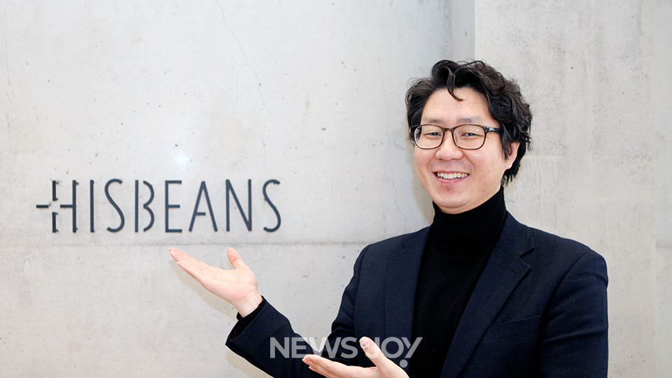 이민복 대표가 히즈빈스 로고를 가리키고 있다. 하나님의 원두(His beans)라는 의미다. 뉴스앤조이 박요셉