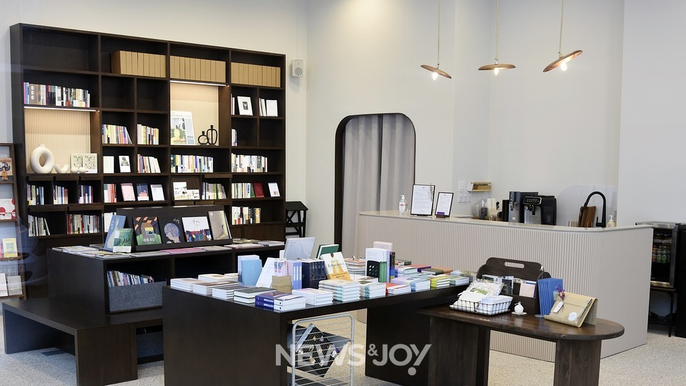 이춘수 전도사 부부가 세운 독립 서점 '오롯이서재' 내부 모습. 이 전도사는 고요함, 모자람 없는, 온전함이라는 의미에서 책방 이름을 '오롯이'로 지었다고 했다. 뉴스앤조이 박요셉