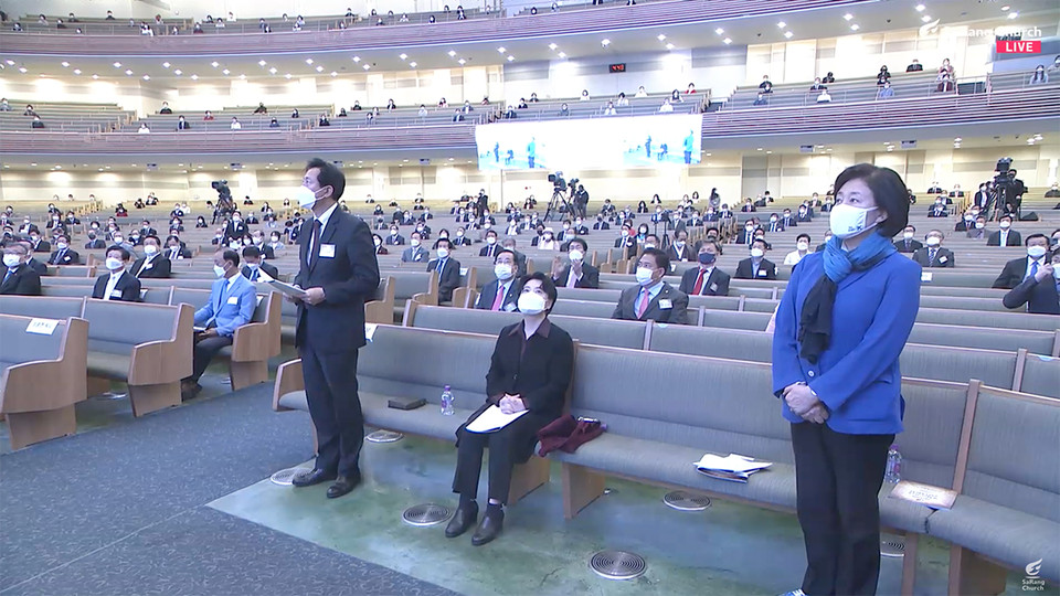 서울시장 선거전 중인 오세훈(왼쪽), 박영선(오른쪽) 후보도 나란히 부활절 예배에 참석했다. 주최 측은 예배 시간 이들을 잠깐 일어나 인사하게 했다. 유튜브 갈무리