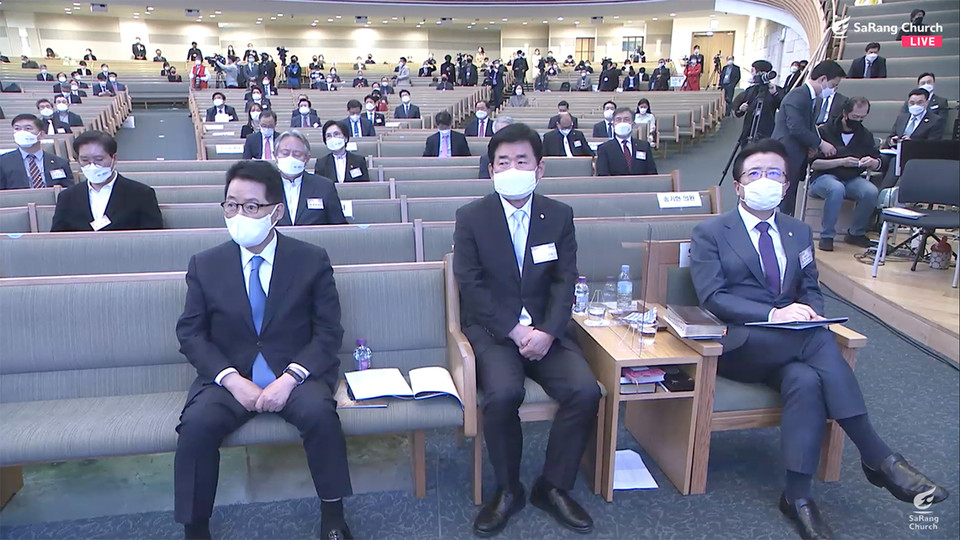 사랑의교회에서 2021년 부활절 연합 예배가 열렸다. 예배에는 박지원 국정원장(왼쪽), 김진표 의원(가운데) 등 유력 정치인이 대거 참석했다. 유튜브 갈무리