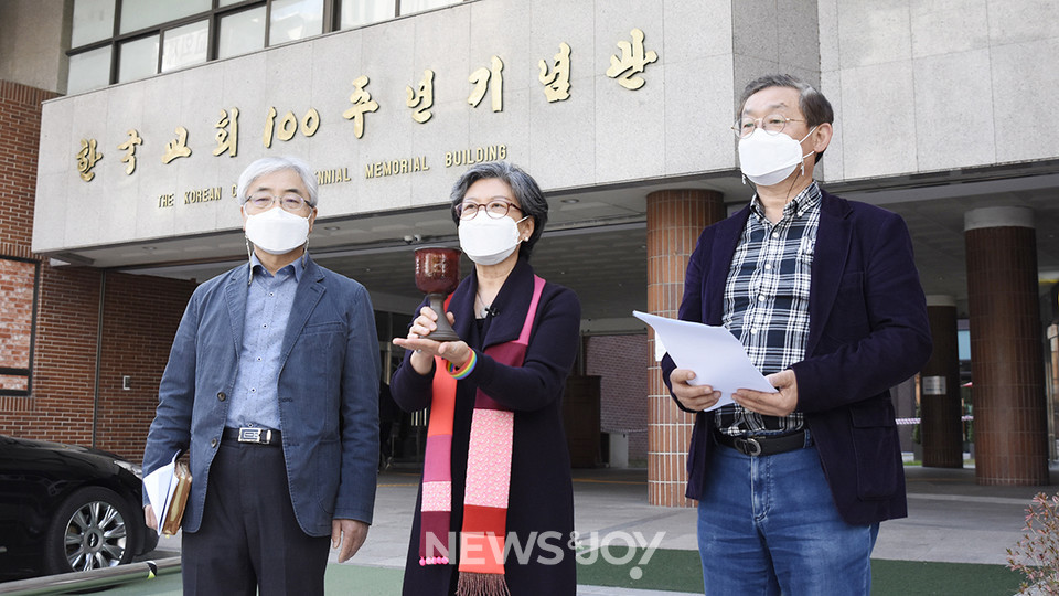 2020년 10월 30일 종교개혁 주간을 맞아 예장통합 총회 앞에서 모인 나비날개짓 멤버들. 뉴스앤조이 이용필