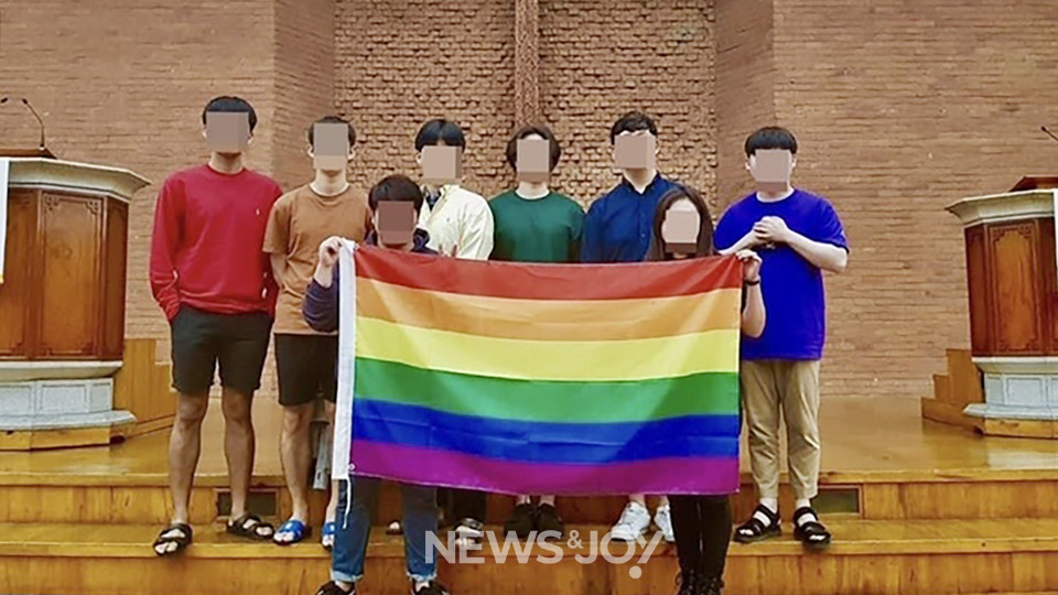 2018년 5월 17일 '국제성소수자혐오반대의날'을 맞아 무지개 퍼포먼스에 나섰던 장신대 신학도들. 사진 제공 프리다