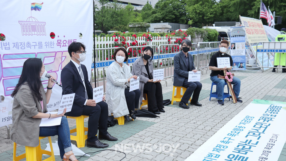 지난 4월 15일부터 매주 목요일 국회 앞에서는 차별금지법제정연대 목요행동이 진행되고 있다. 5월 20일 열린 6차 목요행동에는 기독교인들이 나섰다. 뉴스앤조이 나수진