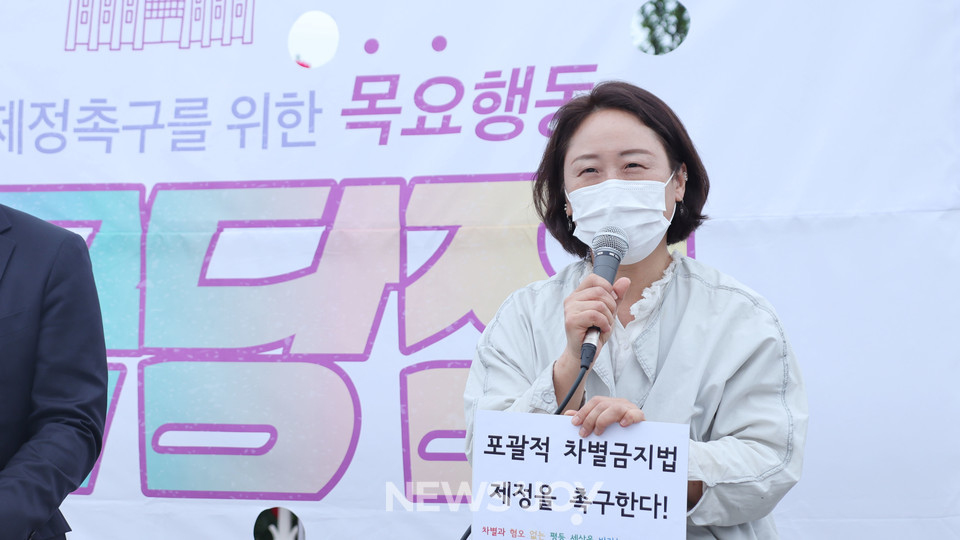 임보라 목사(섬돌향린교회)는 지난한 과정을 거쳐 올해 상반기 ＜퀴어 성서 주석＞(무지개신학연구소)을 출판했다. 그는 책에 대한 기독교인들의 호응에 놀랐다고 했다. 뉴스앤조이 나수진