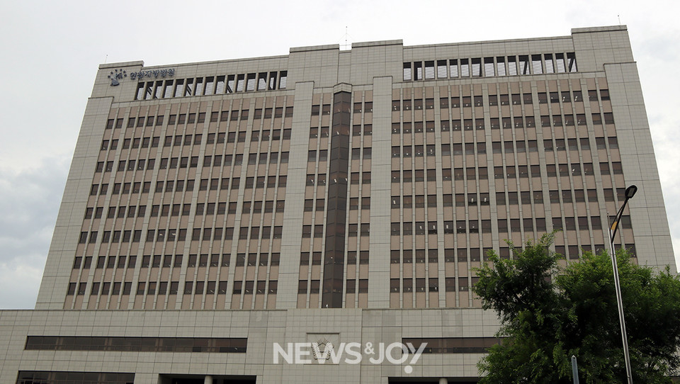 아동 8명을 상습 폭행해 신체적·정서적 학대를 가한 혐의로 기소된 감리회 소속 목사 부부가 법정 구속됐다. 인천지법은 이들이 범행을 부인하고 은폐하려고 시도하는 등 죄질이 불량하다고 했다. 뉴스앤조이 최승현