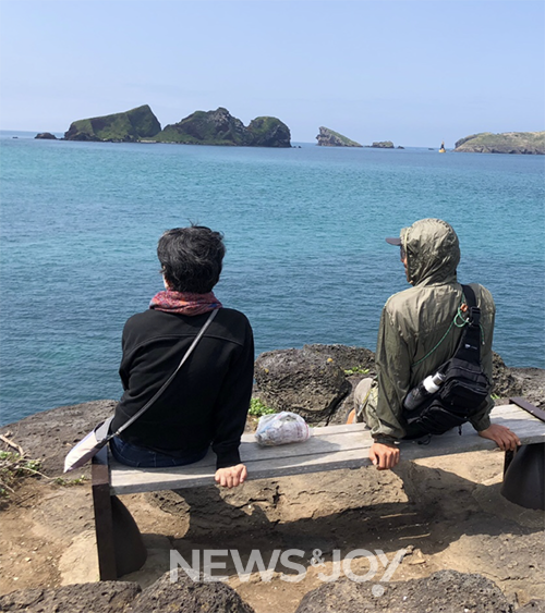 '봄눈별'과 함께 쓰레기를 주우며 산책하던 중 휴식 취하며 바라본 바다. 사진 제공 프리다