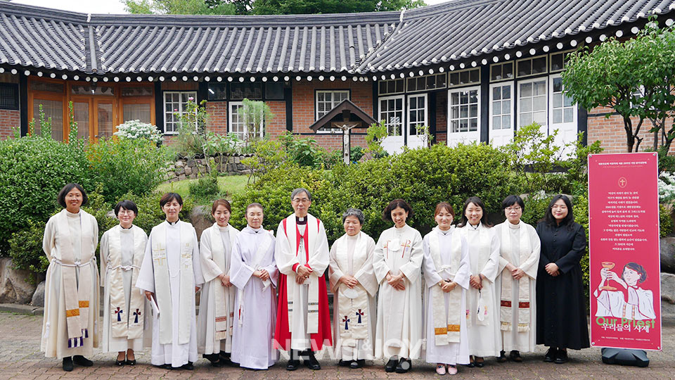감사 성찬례에 참석한 여성 사제들과 신학생, 이경호 의장주교. 뉴스앤조이 구권효