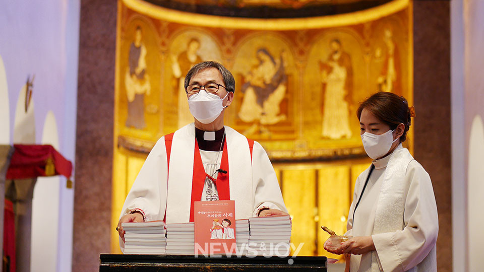 감사 성찬례는 대한성공회 이경호 의장주교가 집전했다. 뉴스앤조이 구권효