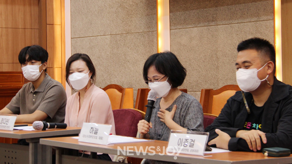 가톨릭 신자이기도 한 성소수자부모모임 하늘 대표(오른쪽에서 두 번째)는 차별금지법 제정을 지지하는 그리스도교 단체들이 공식적으로 목소리를 낸다는 것이 감격스럽다고 했다. 사진 제공 평등세상