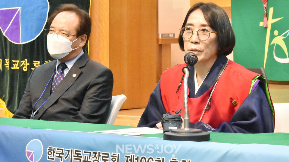 김은경 총회장(오른쪽)은 한국기독교장로회가 추구해 온 가치가 삶에서 구체적으로 발현할 수 있도록 노력하겠다고 했다. 왼쪽은 목사부총회장에 당선된 강연홍 목사. 뉴스앤조이 이은혜