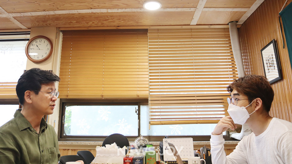 ＜예배란 무엇인가＞(비아토르) 저자 최주훈 목사를 중앙루터교회에서 10월 5일 만나 책에 대한 이야기를 나눴다. 뉴스앤조이 김은석