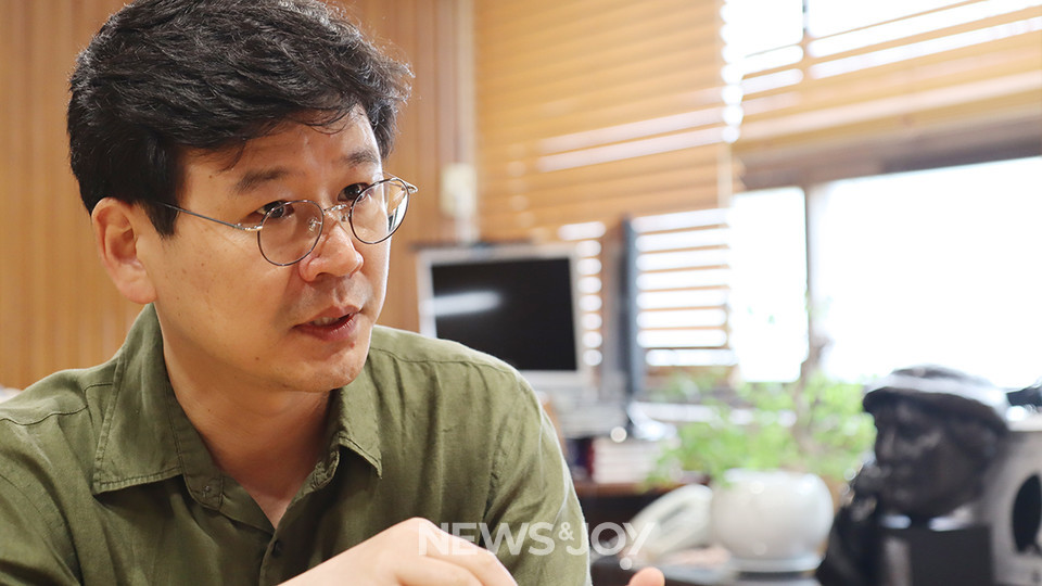 루터에게 예배 의식은 '아디아포라'의 영역이었다. 본질적으로 고정된 것이 아니라 시대와 상황에 맞게 공동체가 합의해 자유롭게 바꿔 나갈 수 있는 것이라는 말이다. 뉴스앤조이 김은석