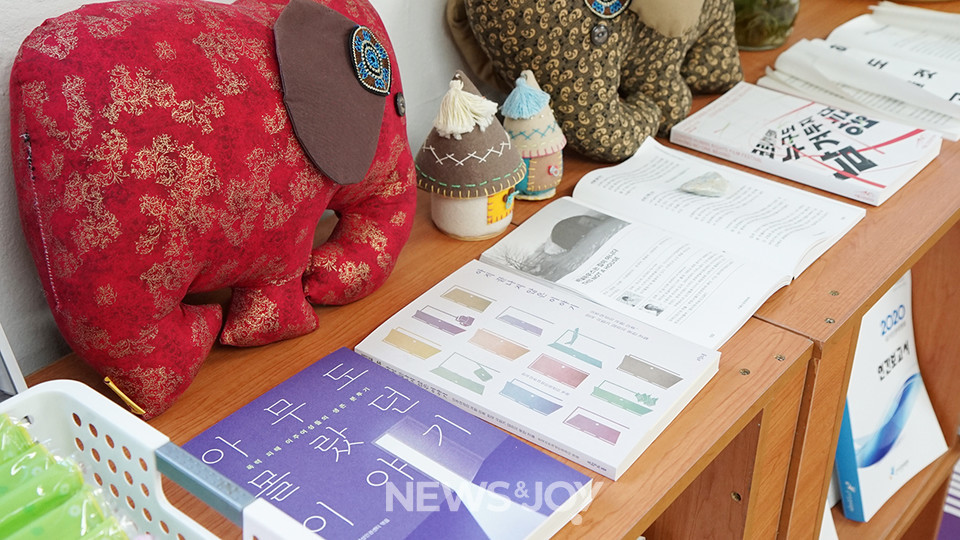 한국이주여성인권센터는 2018년 폭력 피해 이주 여성들의 이야기를 담은 ＜아무도 몰랐던 이야기＞(오월의봄)를, 올해 7월에는 귀환 이주 여성을 인터뷰한 ＜아직 끝나지 않은 이야기＞(오월의봄)를 펴냈다. 뉴스앤조이 나수진