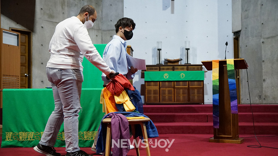 증언을 맡은 이들은 '다양성'을 상징하는 각기 다른 색의 천들을 빈 의자에 포갰다. 뉴스앤조이 나수진