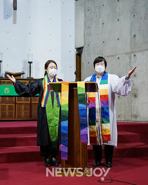 임보라 목사(섬돌향린교회, 사진 왼쪽)와 정혜진 목사(기독여민회)는 의자에 꽃잎을 뿌리며 혐오·차별로 고통받는 모든 이들을 축복했다. 뉴스앤조이 나수진