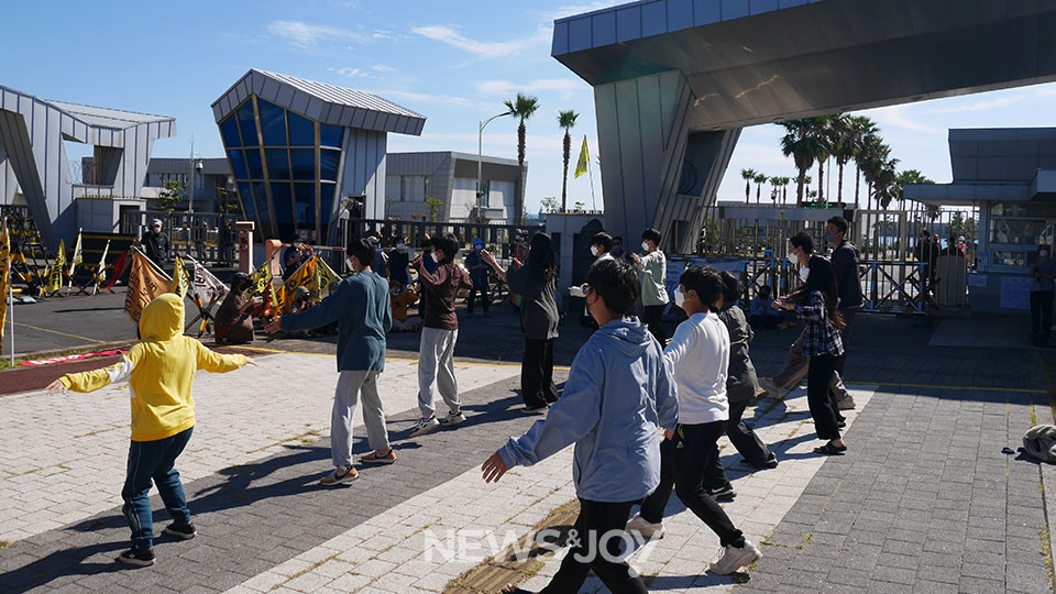이날 '인간 띠 잇기'는 유난히 활기찼다. 성미산학교 학생들이 준비해 온 춤을 선보이기도 했다(사진 맨 아래). 뉴스앤조이 구권효