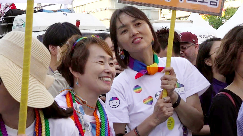 변규리 감독의 다큐멘터리 '너에게 가는 길'은 성소수자 자녀 예준·한결을 둔 엄마 '나비'(사진 왼쪽)와 '비비안'의 이야기다. 사진 제공 (주)엣나인필름