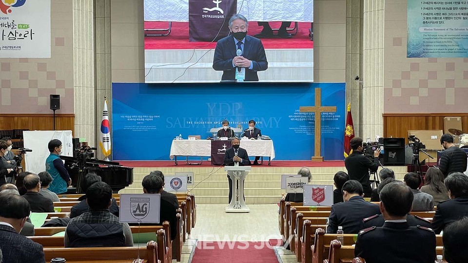 교회협이 70회 총회를 열고 이홍정 총무의 연임을 결정했다. 선임 논의에 앞서 노태우 국가장 참석에 관한 회원들의 사과 요구가 이어졌고, 이 총무는 수차례 사과했다. 뉴스앤조이 최승현 