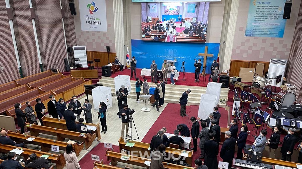 이홍정 총무 선임 안건으로 무기명투표가 진행됐다. 임보라 목사는 박수 추대 대신 회원들의 뜻을 정식으로 물어야 한다고 제안했다. 뉴스앤조이 최승현