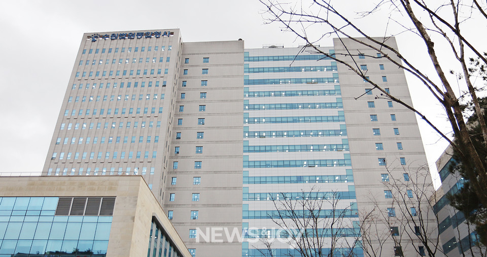 수원고등법원 제3형사부(김성수 부장판사)는 11월 30일 항소심에서 이만희 총회장의 방역 업무 방해 혐의에 대해 무죄를 선고했다. 횡령 및 업무방해 등에 대해서는 일부 유죄를 인정해 원심보다 집행유예를 1년 늘렸다. 