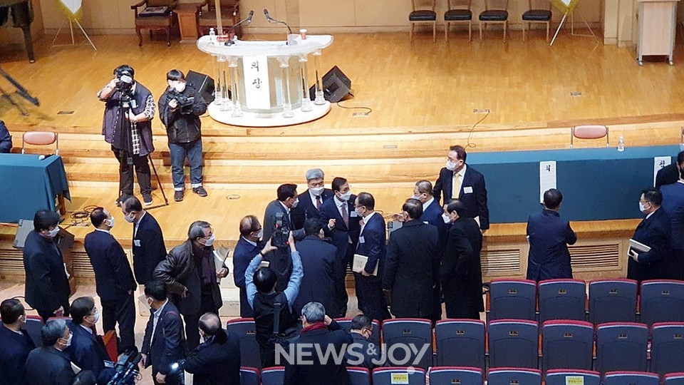 한교총 제5회 정기총회가 정회됐다. 일부 대의원은 상임회장단이 추진한 정관 개정에 문제를 제기했다. 정회 후 대의원들이 갑론을박하고 있다. 뉴스앤조이 이용필