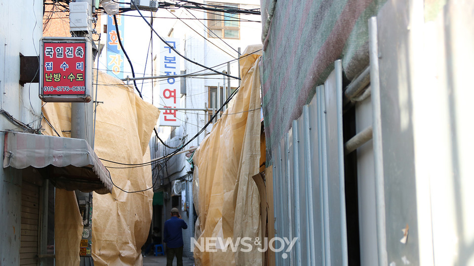 옥바라지 골목 강제 철거 당시 마지막으로 남은 구본장 여관. 뉴스앤조이 최승현