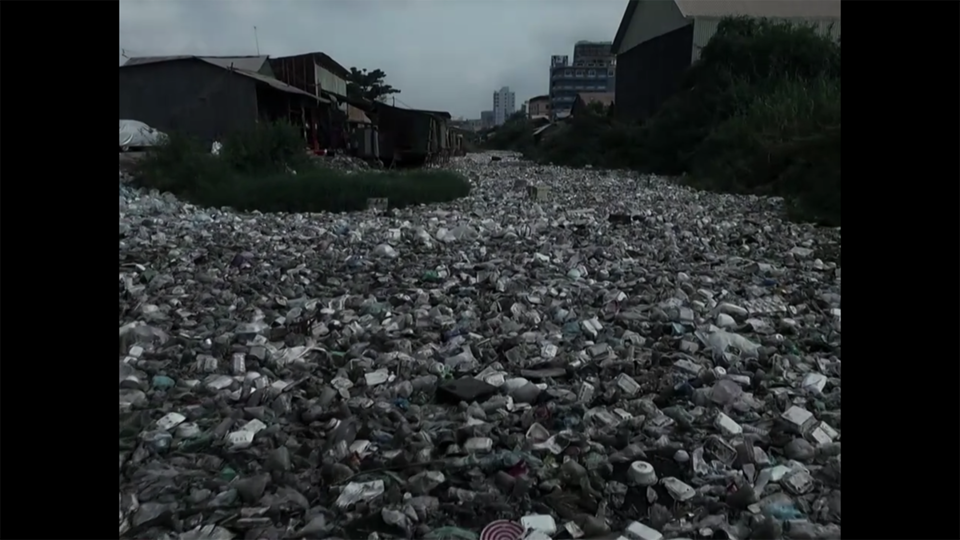 영화는 기술 문명에 의해 파괴된 생태계의 모습을 보여 준다. 영화 '퍼스트 리폼드' 갈무리