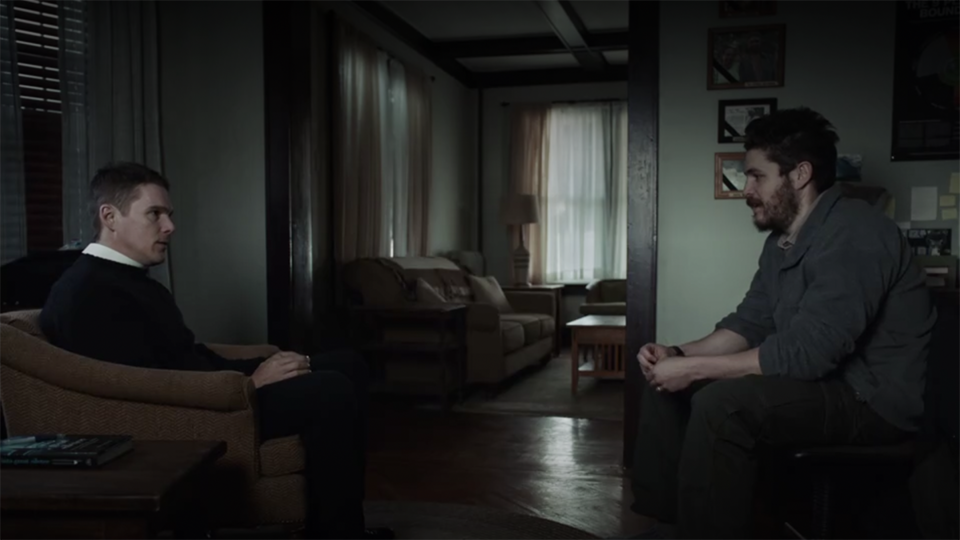 환경 운동가 마이클(사진 오른쪽)과 상담하는 톨러 목사. 영화 '퍼스트 리폼드' 갈무리