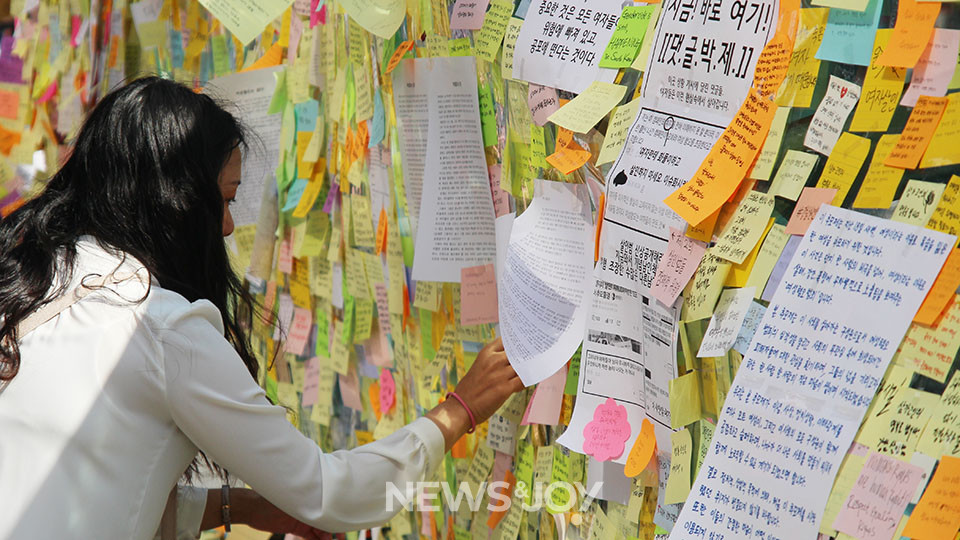 2016년 5월 강남역 사건 당시 사건 장소와 가장 가까웠던 강남역 10번 출구는 애도와 연대의 메시지로 뒤덮였다. 뉴스앤조이 구권효