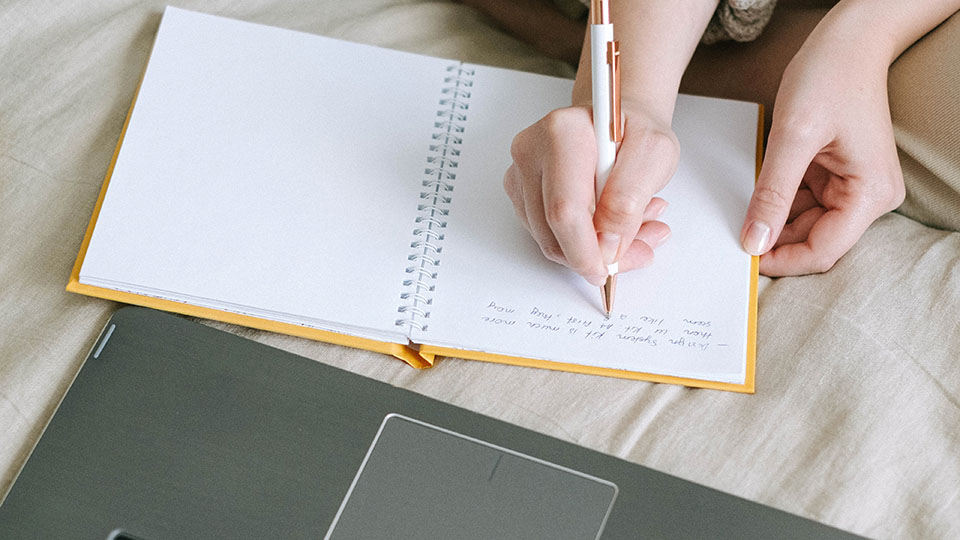 성폭력이라고 인지하기까지 수년이 걸렸다. 한 달 정도 쉬는 시간이 주어지자, 수연 씨가 가장 먼저 한 일은 사건 일지 정리였다.