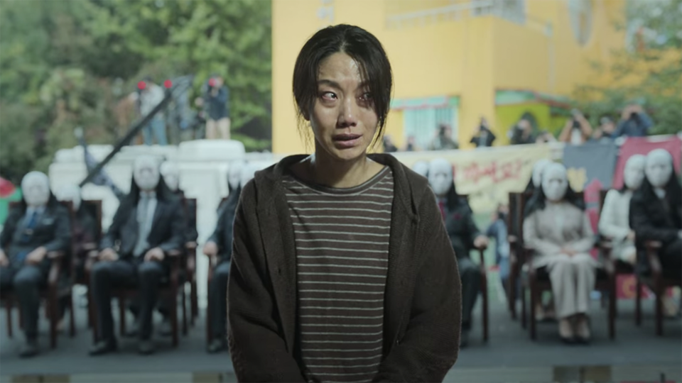 지옥행 고지를 받고 공개 시연을 기다리는 박정자(배우 김신록 분). 넷플릭스 드라마 '지옥' 갈무리