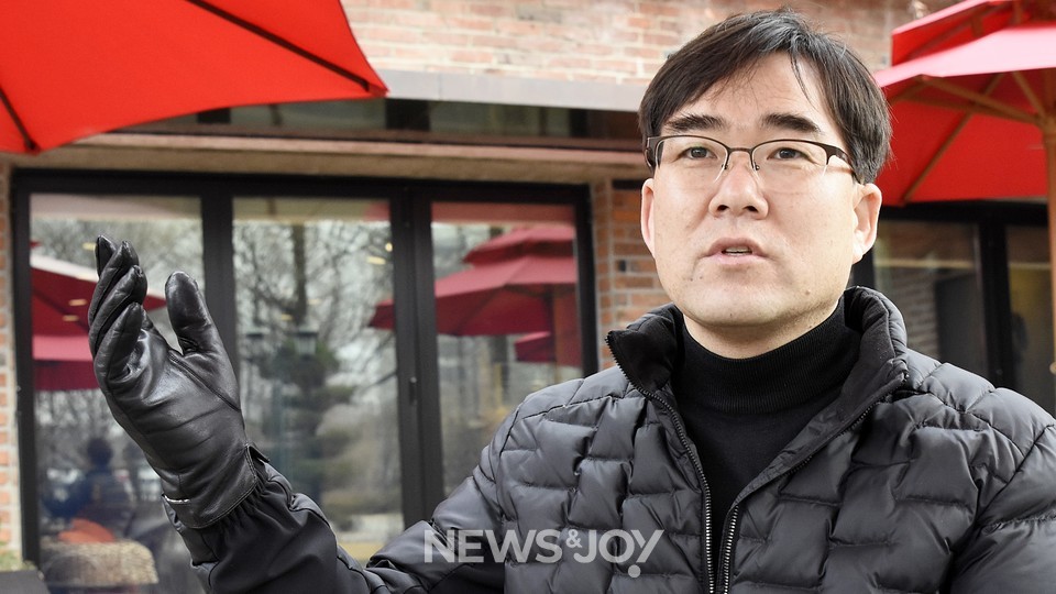 기습 한파가 물러가고 봄날처럼 따스했던 12월 29일, 중도 척수장애인 김용구 목사를 대전 한남대에서 만났다. 뉴스앤조이 이용필