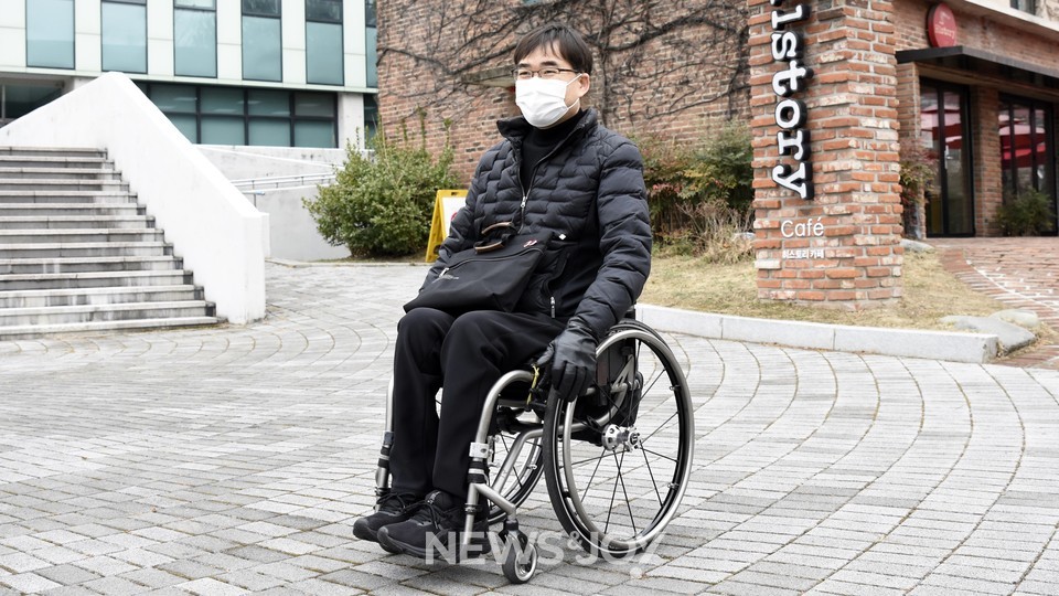 점심 식사를 하기 위해 식당으로 이동 중인 김용구 목사. 뉴스앤조이 이용필