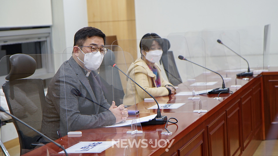 대한성공회정의평화사제단 자캐오 사제는 정치인들이 보수 개신교와 협상을 시도하기보다, '포괄적 차별금지법' 제정을 위한 명료하고 일관된 목소리를 내 달라고 당부했다. 뉴스앤조이 나수진