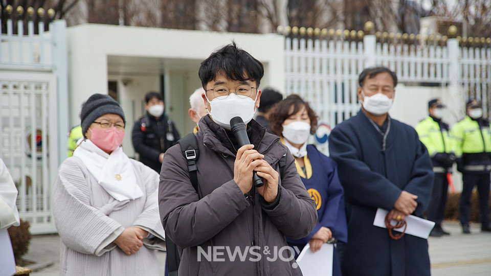 2022탈핵대선연대 안재훈 집행위원은 "기후 위기를 극복해도 핵폐기물 등 핵 발전으로 인한 문제는 사라지지 않는다"고 했다. 안 집행위원은 원전 지역뿐만 아니라 모든 시민들이 핵폐기물 문제를 인식하고, 지역과 미래에 부담을 전가하지 않기 위한 대안을 모색해야 한다고 말했다. 뉴스앤조이 나수진