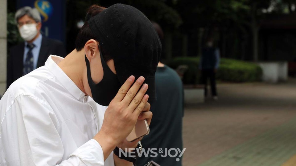 법원이 인천새소망교회 전 목사 김 씨에게 2심에서 징역 5년을 선고했다. 사진은 2020년 6월 재판을 받고 빠져나가는 모습. 뉴스앤조이 최승현 