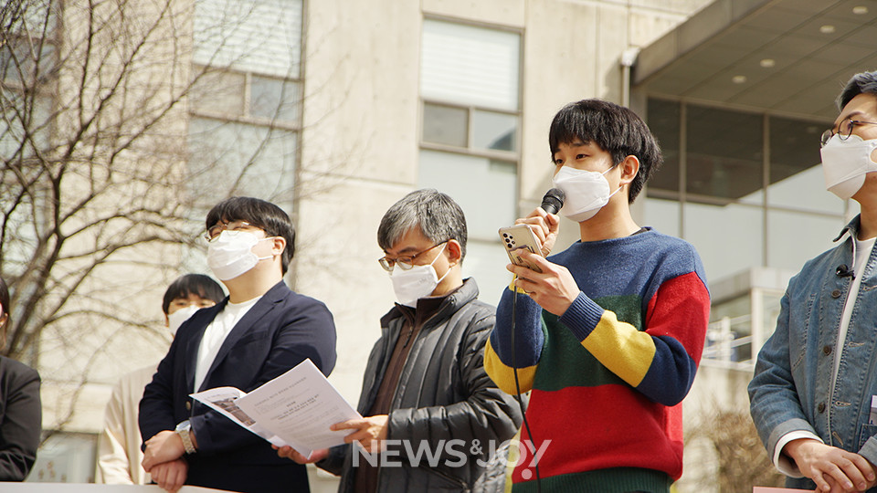성공회대학교 총학생회 인권위원장과 비대위원장을 역임한 이훈 씨는 모두의 화장실 설치를 반대하는 학내 구성원들을 설득하기 위해 토론회·강연·문화제 등 대면 행사를 열고, 손 편지를 쓰기도 했다. 이훈 씨는 "마침내 성소수자가 사람이라는 것과, 사람은 화장실이 필요하다는 것, 그리고 학교 구성원이 화장실 문제를 겪고 있다면 해결해야 한다는 것에 우리 모두가 합의할 수 있었다"고 말했다. 뉴스앤조이 나수진