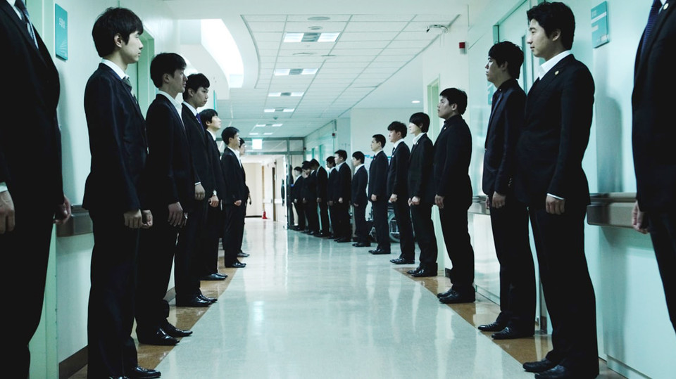 담임목사 앞에 도열하거나 온갖 의전을 차리는 게 '부교역자'의 일일까. 영화 '신세계' 갈무리